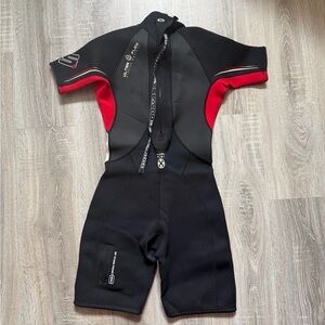 Sea-Doo Women's 4-Way Ultra Flex Front Zip Shorty Wetsuit
Black Red Size 9/10